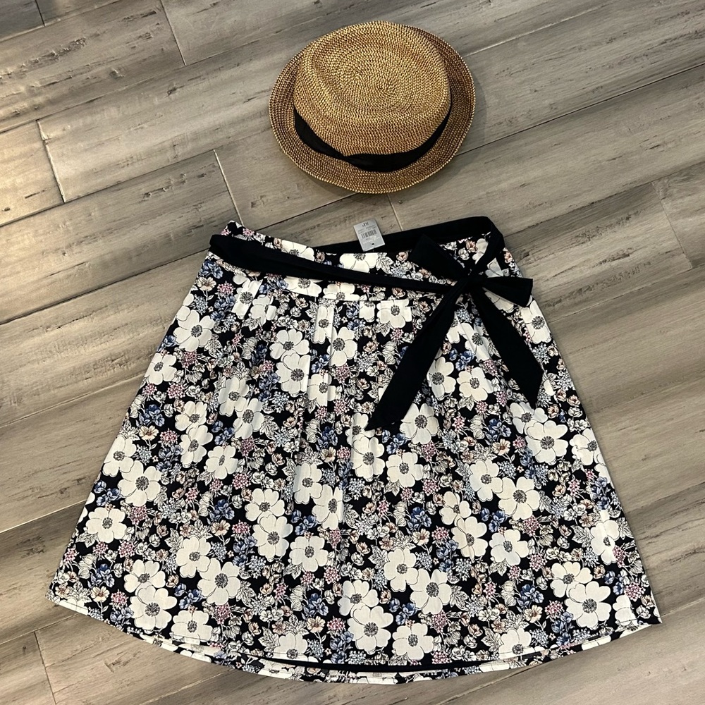 [NWT] Ann Taylor Petite Sketched Floral Skirt, Brand New, 8 Petite